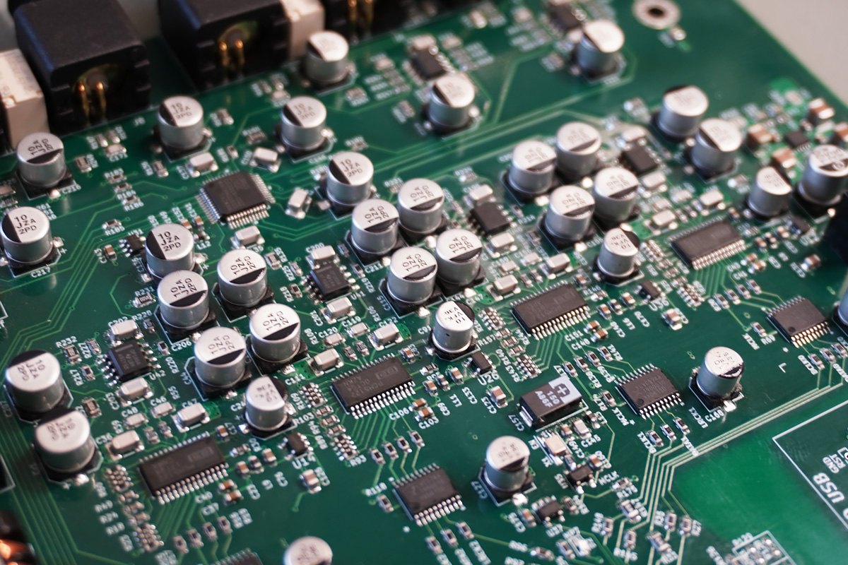 Крупный план платы AudioBerry DSP3 — ЦАП PCM5122, компоненты, качество пайки